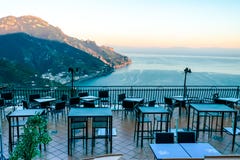 Pustego na wolnym powietrzu uliczna restauracja przy Ravello wioską, Tyrrhenian morza, Amalfi wybrzeże zdjęcia stock Pustego na wolnym powietrzu uliczna restauracja przy Ravello wioską, Tyrrhenian morza, Amalfi wybrzeże zdjęcia stock