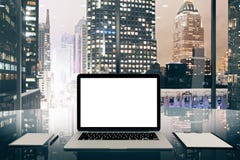 Pusty biały laptopu ekran na szklistym stole w nowożytnym biurze z zdjęcie royalty free Pusty biały laptopu ekran na szklistym stole w nowożytnym biurze z zdjęcie royalty free