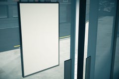 Pusty biały signboard na szklistej ścianie budynek, wyśmiewa up, 3D ponowny ilustracji Pusty biały signboard na szklistej ścianie budynek, wyśmiewa up, 3D ponowny ilustracji