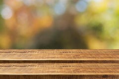 Pusty drewniany kroka stół z nadmiernym jesieni natury bokeh tłem fotografia stock Pusty drewniany kroka stół z nadmiernym jesieni natury bokeh tłem fotografia stock