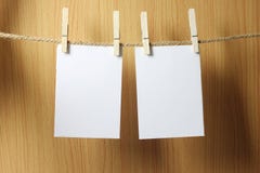 Pusty papier wiesza na brąz arkanie z Drewnianymi papierowymi klamerkami na w zdjęcia stock Pusty papier wiesza na brąz arkanie z Drewnianymi papierowymi klamerkami na w zdjęcia stock