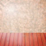Pusty perspektywiczny czerwony drewno nad zamazanymi drzewami z bokeh tłem dla produktu pokazu montażu, obrazy stock Pusty perspektywiczny czerwony drewno nad zamazanymi drzewami z bokeh tłem dla produktu pokazu montażu, obrazy stock