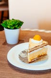 Puszysty warstwa mango torta ciasto z śmietanką, świeży mango obrazy stock Puszysty warstwa mango torta ciasto z śmietanką, świeży mango obrazy stock