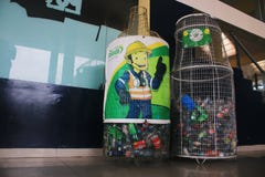 Puyo Ecuador, 5-5-2019: Flaskan för två metall formade avfallfack som betyddes för återanvändning av plast- fotografering för bildbyråer Puyo Ecuador, 5-5-2019: Flaskan för två metall formade avfallfack som betyddes för återanvändning av plast- fotografering för bildbyråer