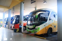 Puyo, Ισημερινός, 5-5-2019: Δημόσιες συγκοινωνίες - όλα τα λεωφορεία κατευθύνσεις που παρατάσσονται στις διάφορες στοκ εικόνες Puyo, Ισημερινός, 5-5-2019: Δημόσιες συγκοινωνίες - όλα τα λεωφορεία κατευθύνσεις που παρατάσσονται στις διάφορες στοκ εικόνες