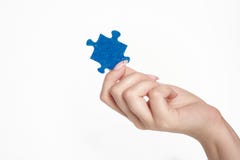Puzzle bleu dans la main femelle photographie stock libre de droits Puzzle bleu dans la main femelle photographie stock libre de droits