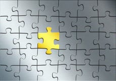 Puzzle del metallo con l'elemento dell'oro come fondo astratto, illust 3d illustrazione di stock Puzzle del metallo con l'elemento dell'oro come fondo astratto, illust 3d illustrazione di stock