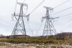Pylônes à haute tension de l'électricité un jour d'hiver image libre de droits Pylônes à haute tension de l'électricité un jour d'hiver image libre de droits