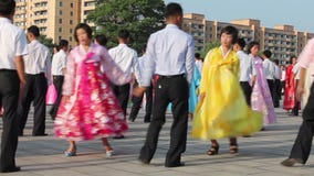 Pyong Yang, Corée du Nord - 27 juillet la masse danse dedans banque de vidéos Pyong Yang, Corée du Nord - 27 juillet la masse danse dedans banque de vidéos