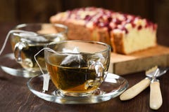 Pyramid tea bags brewed in two glass cups and berry pie Royalty Free Stock Images Pyramid tea bags brewed in two glass cups and berry pie Royalty Free Stock Images