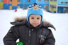 Pys som går i vinter i lyckligt le för snö royaltyfria bilder Pys som går i vinter i lyckligt le för snö royaltyfria bilder