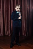 Pys som sjunger i microphone barn i karaoke arkivbild Pys som sjunger i microphone barn i karaoke arkivbild