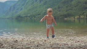 Pys 2 år i vattnet av skogbergsjön tillbaka sikt lager videofilmer Pys 2 år i vattnet av skogbergsjön tillbaka sikt lager videofilmer