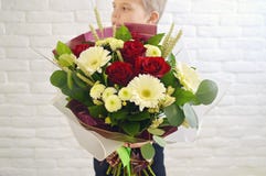 Pysen med en stor bukett av blommor fotografering för bildbyråer Pysen med en stor bukett av blommor fotografering för bildbyråer