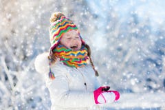 Pájaro de la alimentación infantil en parque del invierno Juego de los niños en nieve naturaleza y fotos de archivo libres de regalías Pájaro de la alimentación infantil en parque del invierno Juego de los niños en nieve naturaleza y fotos de archivo libres de regalías