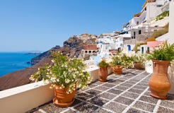 Pátio idílico com as flores na cidade de Fira na ilha de Thera (Santorini), Grécia imagens de stock Pátio idílico com as flores na cidade de Fira na ilha de Thera (Santorini), Grécia imagens de stock