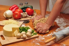 Pâte de malaxage de pizza photos stock Pâte de malaxage de pizza photos stock