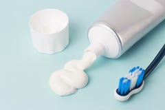 Pâte dentifrice dans le tube et la brosse à dents sur le fond bleu Concept dentaire d'hygiène photos stock Pâte dentifrice dans le tube et la brosse à dents sur le fond bleu Concept dentaire d'hygiène photos stock