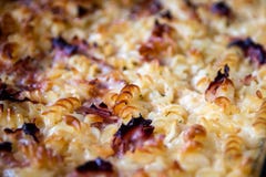 Pâtes avec du fromage et le jambon dans un bol en verre photos libres de droits Pâtes avec du fromage et le jambon dans un bol en verre photos libres de droits
