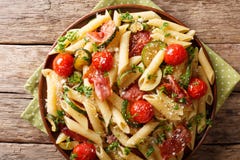 Pâtes chaudes délicieuses de penne avec du jambon, tomates-cerises, courgette Image libre de droits Pâtes chaudes délicieuses de penne avec du jambon, tomates-cerises, courgette Image libre de droits