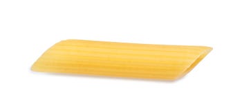 Pâtes crues de penne sur le fond blanc photographie stock Pâtes crues de penne sur le fond blanc photographie stock