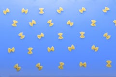 Pâtes crues et fraîches sous forme de papillons sur un fond bleu Pâtes crues de farfalle Produits de farine Pâtes de Rigate image libre de droits Pâtes crues et fraîches sous forme de papillons sur un fond bleu Pâtes crues de farfalle Produits de farine Pâtes de Rigate image libre de droits