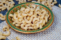 pâtes entières crues dans un plat sur un tissu en osier sur la table Vue supérieure images libres de droits pâtes entières crues dans un plat sur un tissu en osier sur la table Vue supérieure images libres de droits
