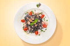 Pâtes italiennes d'encre de calmar avec les saumons et le parmesan nourriture d'en haut images libres de droits Pâtes italiennes d'encre de calmar avec les saumons et le parmesan nourriture d'en haut images libres de droits
