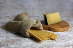 Pâtes italiennes dans le sac de toile avec le parmesan image stock Pâtes italiennes dans le sac de toile avec le parmesan image stock