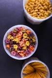 Pâtes multicolores en plus de colorant végétal naturel Dans un pot sur une table concrète noire Vue supérieure, l'espace de copie photos libres de droits Pâtes multicolores en plus de colorant végétal naturel Dans un pot sur une table concrète noire Vue supérieure, l'espace de copie photos libres de droits