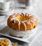 Pão da Páscoa com passas Paska do kulich do russo, sweteczna polonês do babka imagens de stock Pão da Páscoa com passas Paska do kulich do russo, sweteczna polonês do babka imagens de stock