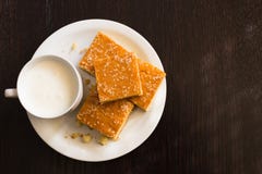 Pão de milho caseiro com queijo e iogurte, café da manhã saudável imagens de stock royalty free Pão de milho caseiro com queijo e iogurte, café da manhã saudável imagens de stock royalty free