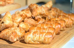 Pão do croissant na linha do bufete fotografia de stock Pão do croissant na linha do bufete fotografia de stock