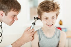 Pädiatrische Hals-, Nasen-, Ohrenheilkunde Ohruntersuchung stockbild Pädiatrische Hals-, Nasen-, Ohrenheilkunde Ohruntersuchung stockbild