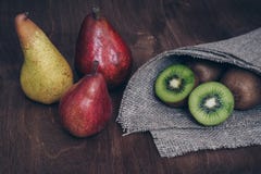 Päron och kiwi på en trätabell fruktlivstid fortfarande royaltyfria foton Päron och kiwi på en trätabell fruktlivstid fortfarande royaltyfria foton