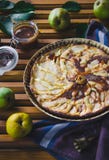 Päronpaj med muttrar, karamell och mascarpone arkivfoto Päronpaj med muttrar, karamell och mascarpone arkivfoto