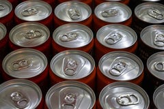 På burk drinkar i rad royaltyfri foto På burk drinkar i rad royaltyfri foto