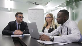 På datormång--person som tillhör en etnisk minoritet ser affärsgruppen bitcointillväxtgrafen lager videofilmer På datormång--person som tillhör en etnisk minoritet ser affärsgruppen bitcointillväxtgrafen lager videofilmer
