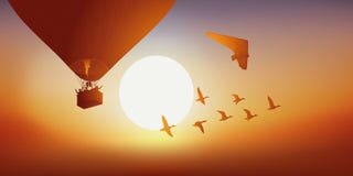 På skymning, flyget av en ballong, en vingdelta och en grupp av anden stock illustrationer På skymning, flyget av en ballong, en vingdelta och en grupp av anden stock illustrationer