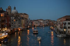På staden för storslagen kanal för skymning och för basilikade Santa Maria della Salute av Venedig Italien, gammal domkyrka royaltyfria foton På staden för storslagen kanal för skymning och för basilikade Santa Maria della Salute av Venedig Italien, gammal domkyrka royaltyfria foton