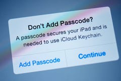 På ` t tillfoga passcoden, en passcode säkrar din ipad royaltyfri foto På ` t tillfoga passcoden, en passcode säkrar din ipad royaltyfri foto