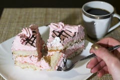På tabellen är en kopp kaffe och ett tefat med kakan royaltyfri bild På tabellen är en kopp kaffe och ett tefat med kakan royaltyfri bild