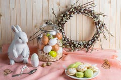Påskägg och macarons arkivfoton Påskägg och macarons arkivfoton