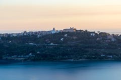 Påvens sommaruppehållet på sjön Albano, Italien royaltyfri foto Påvens sommaruppehållet på sjön Albano, Italien royaltyfri foto