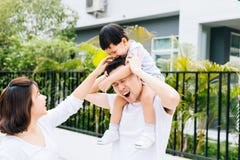 Père asiatique mignon piggbacking son fils avec son épouse en parc Famille enthousiaste passant le temps ainsi que le bonheur photo stock Père asiatique mignon piggbacking son fils avec son épouse en parc Famille enthousiaste passant le temps ainsi que le bonheur photo stock