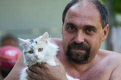 Père et chat photographie stock libre de droits Père et chat photographie stock libre de droits