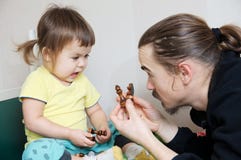 Père et fille jouant, chiffre de enseignement d'échecs d'enfant de papa Photos stock Père et fille jouant, chiffre de enseignement d'échecs d'enfant de papa Photos stock