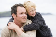 Père et fils au sourire de plage Père et fils au sourire de plage