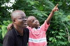 Père et fils dans la campagne photos libres de droits Père et fils dans la campagne photos libres de droits