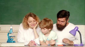 Père et fils de mère instruisant ensemble Enfants d'?cole Premi?re fois ? l'?cole Petit enfant drôle avec la famille ayant l'amus banque de vidéos Père et fils de mère instruisant ensemble Enfants d'?cole Premi?re fois ? l'?cole Petit enfant drôle avec la famille ayant l'amus banque de vidéos